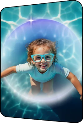 Niño con lentes BioLUX en una piscina