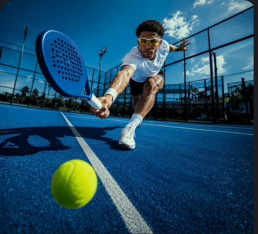 Jugador de pádel usando lentes SPECTRλ Biohacking