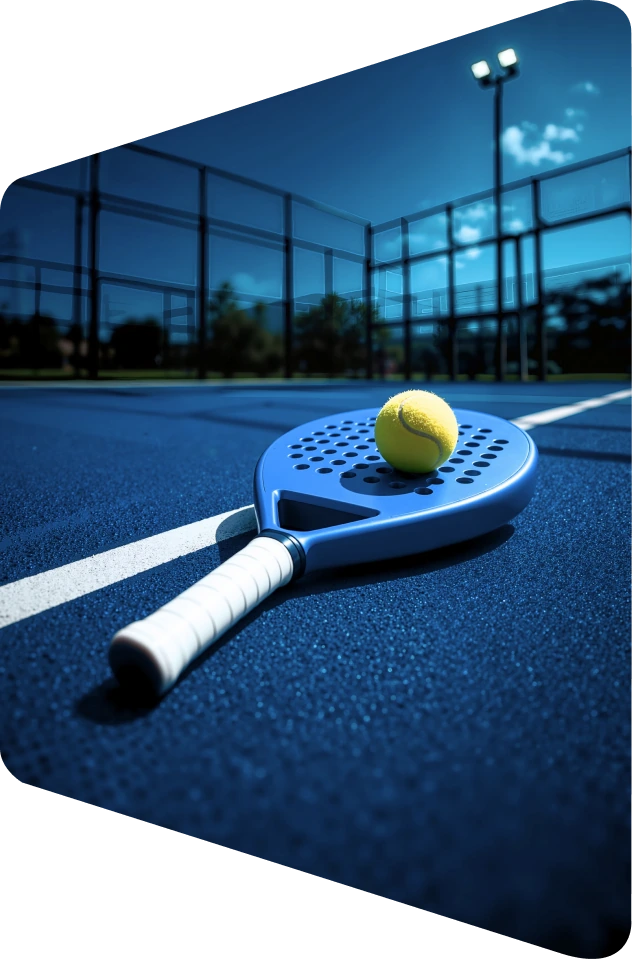 Paleta y pelota de pádel en la cancha
